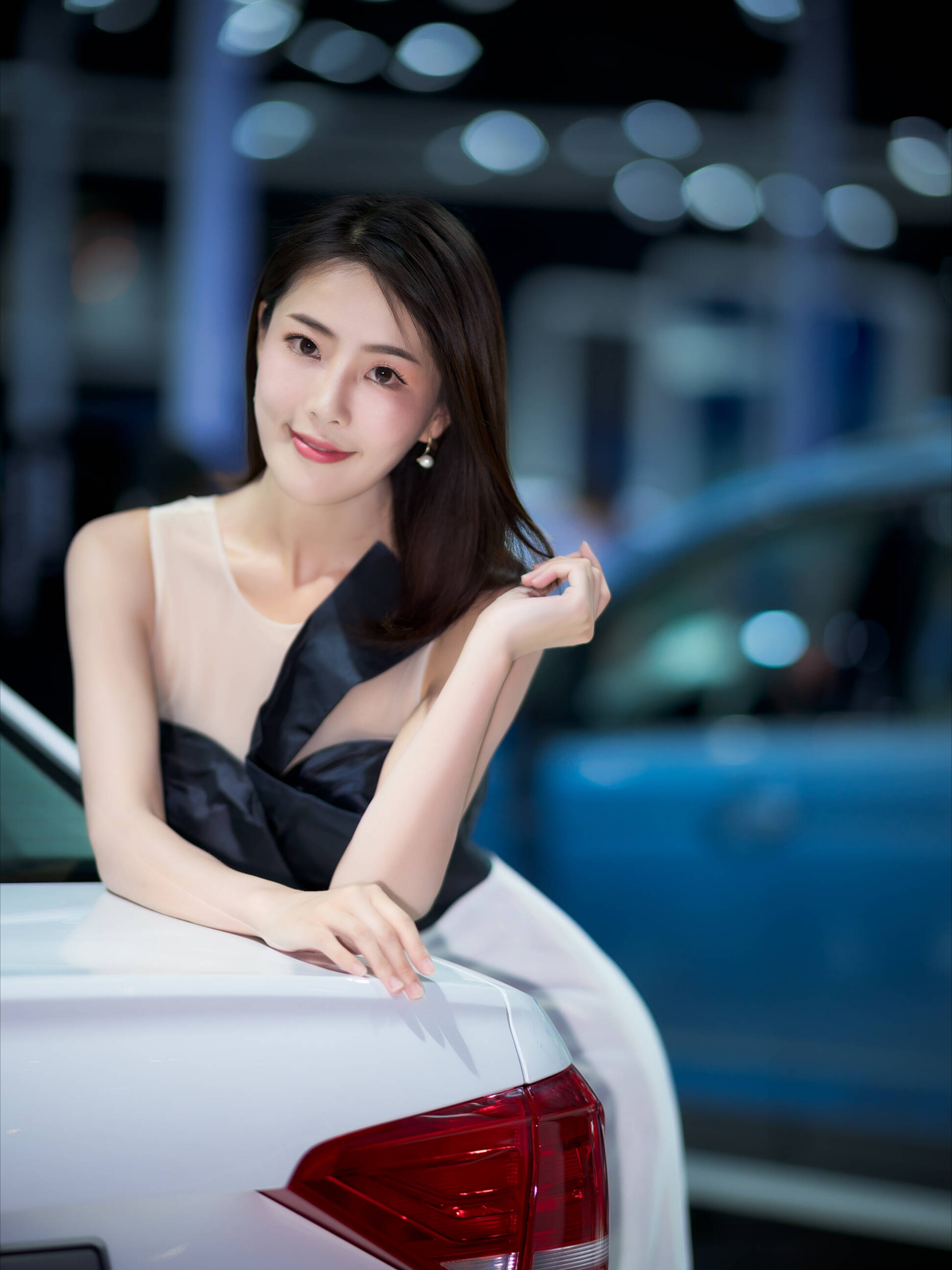 温香艳玉的车模,芳菲妩媚,集美丽的容貌和完美的身材于一身