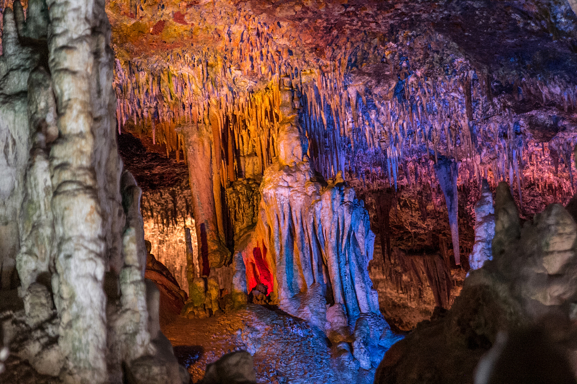 山东地下大峡谷是自然形成的地下溶洞景区,被誉为"东方的神秘地下世界