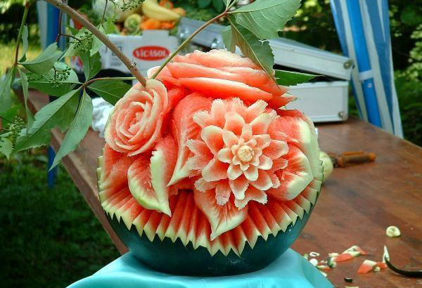 四位水果雕刻师一起应聘,每人雕一份水果作品,图4被果断留下