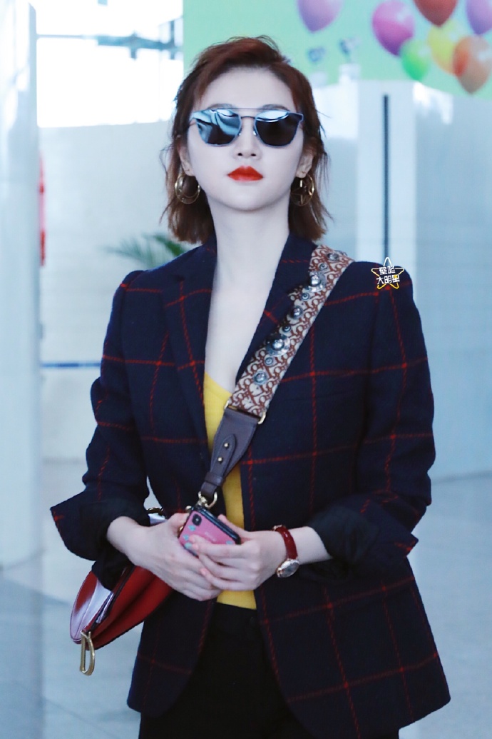 景甜戴墨镜穿格子西装搭配黑色短裤现身机场,皮肤白嫩面带微笑!