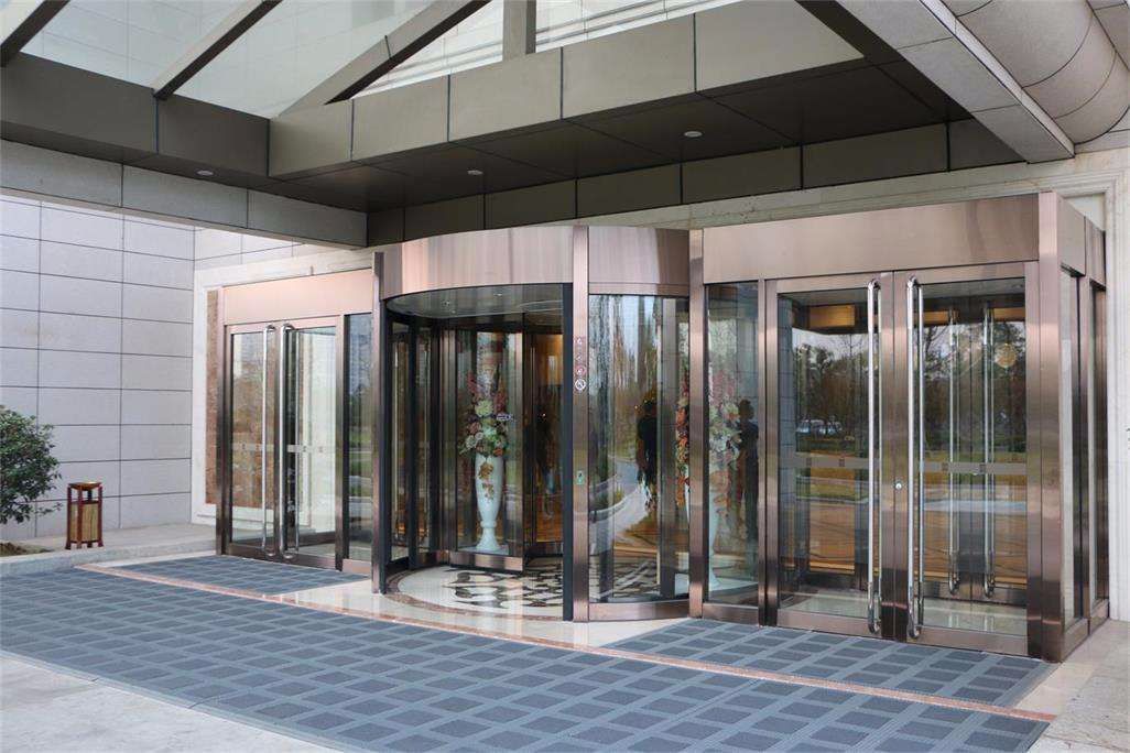 旋转门有盲区,容易发生危险!有孩子的家长要注意