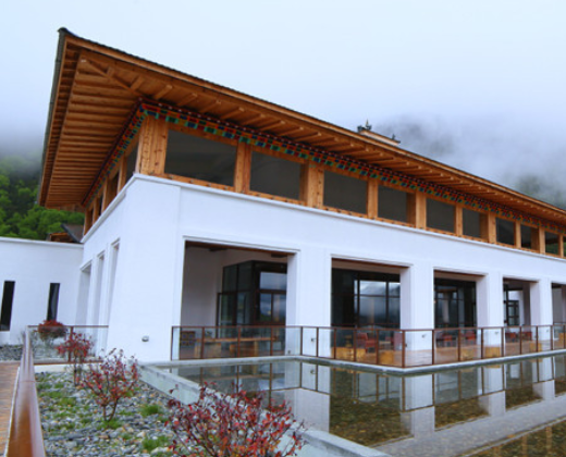 一栋栋带着藏式设计元素的白色别墅,和远处的雪山还有白云,呼应外观