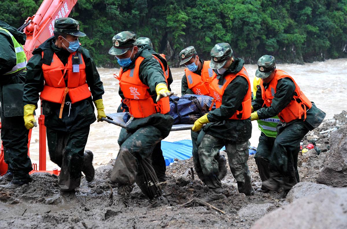 湖北冻雨暴雪中,社会力量自发组织救援行动,展现了人间的温暖和团结