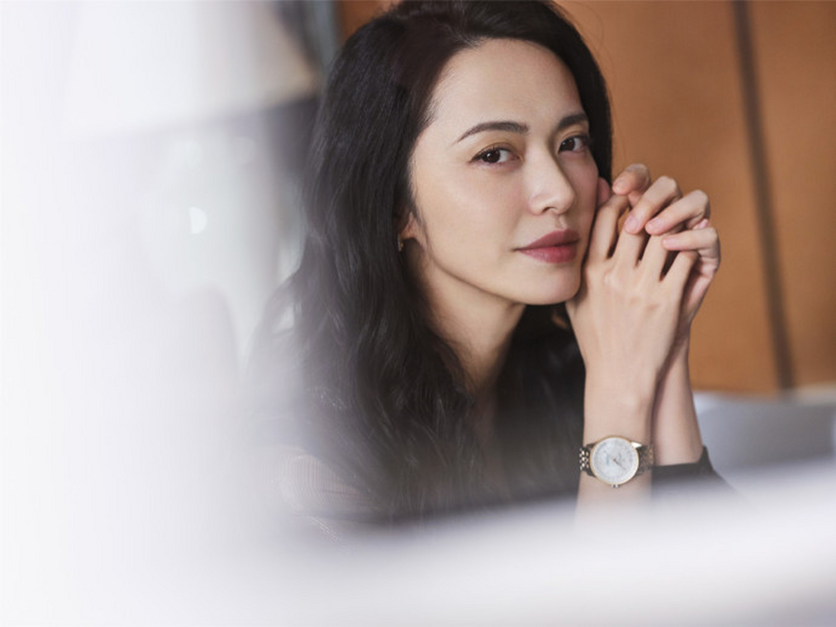 姚晨最新的广告片,穿一身黑色西装配上波浪卷发知性温婉,"大美姚"魅力