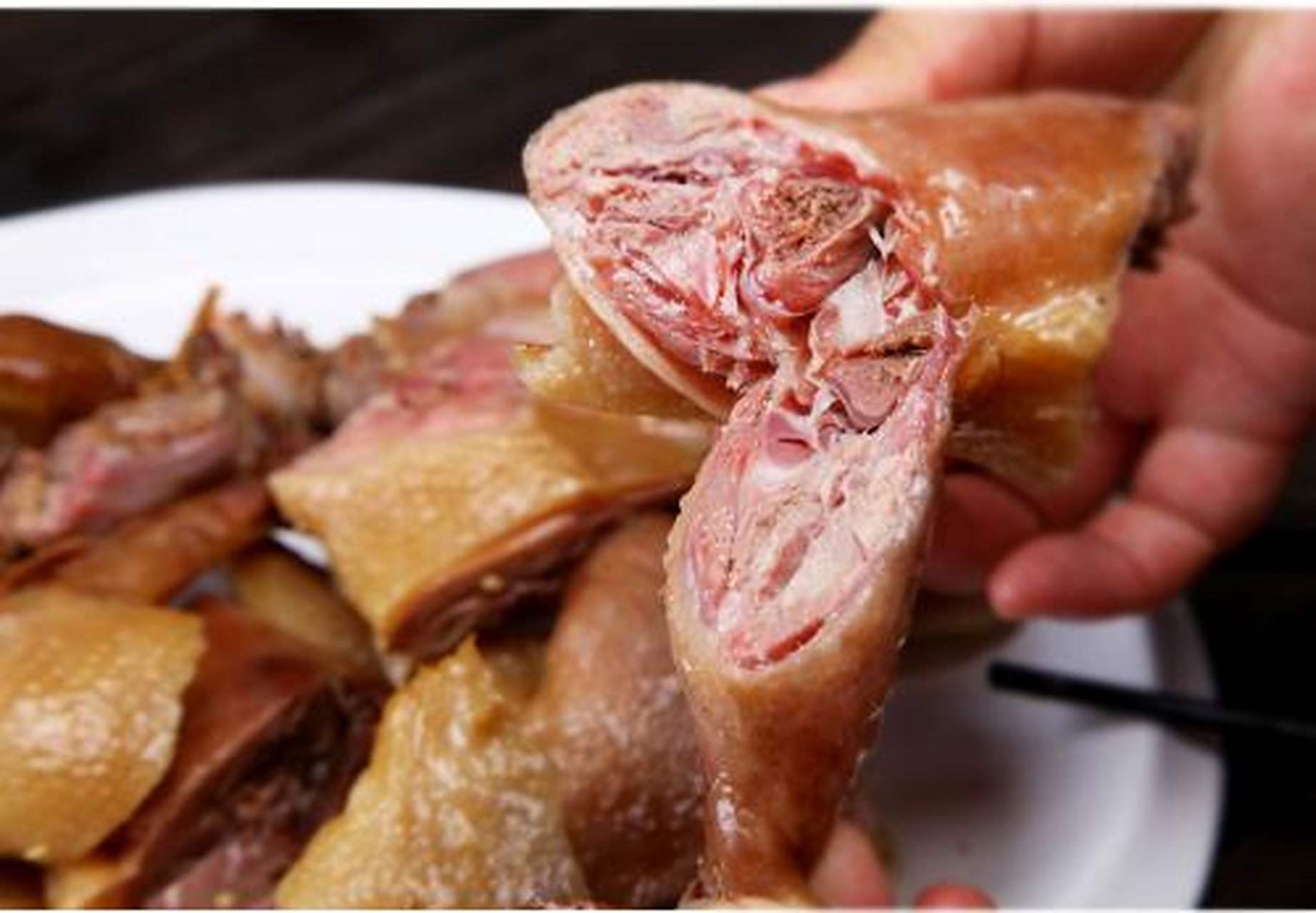 风鸭,产于闽西漳平双洋镇(旧时宁洋县)地处偏远山区,这里霜冻低温