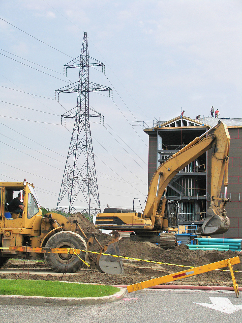 大型机械车辆在高压线下作业需严格遵守安全距离.