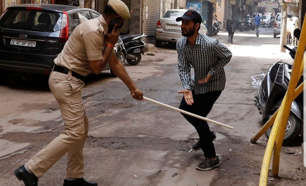 印度警察的棍子打出了什么?