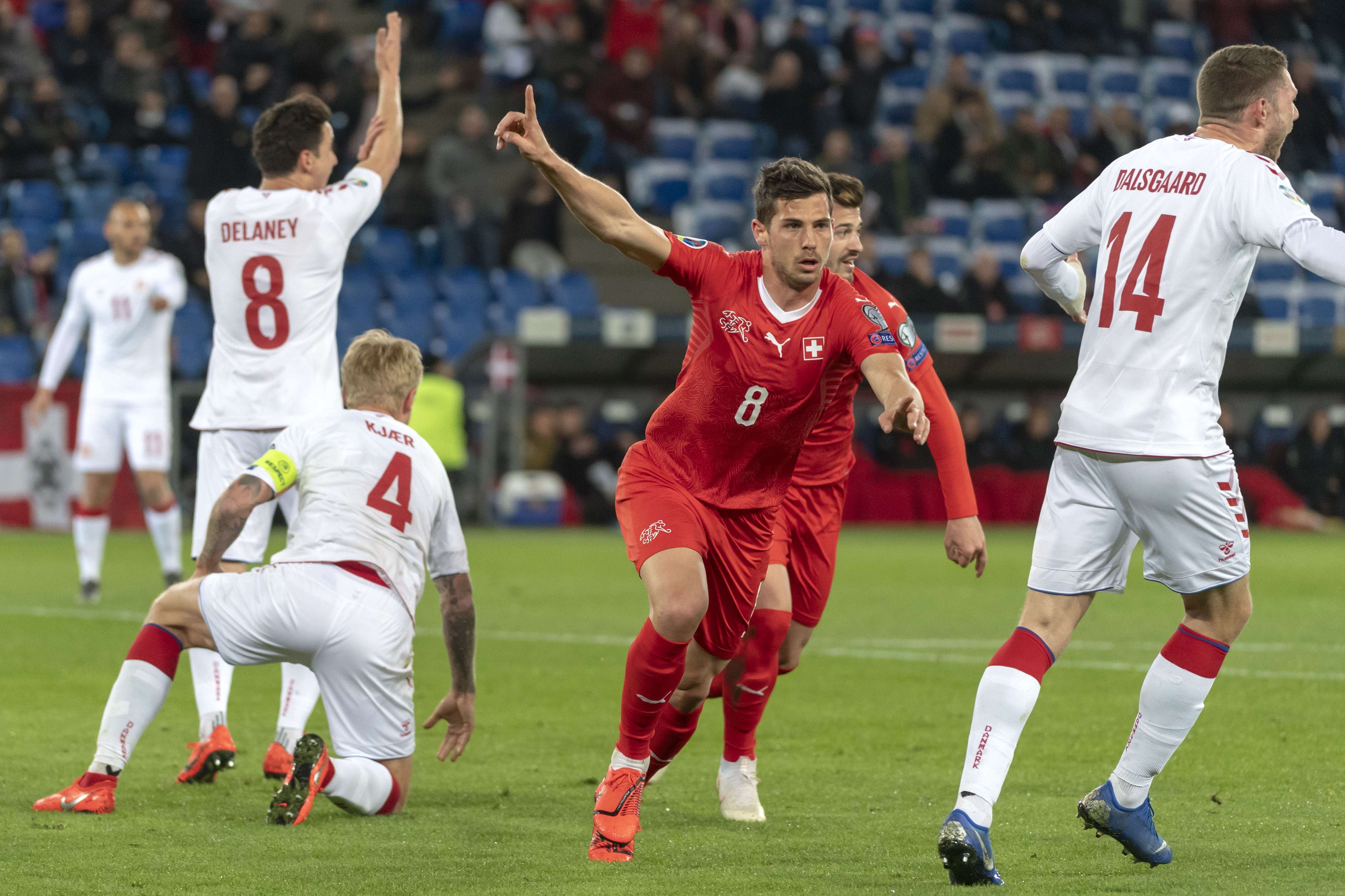 足球——欧锦赛预选赛:瑞士平丹麦