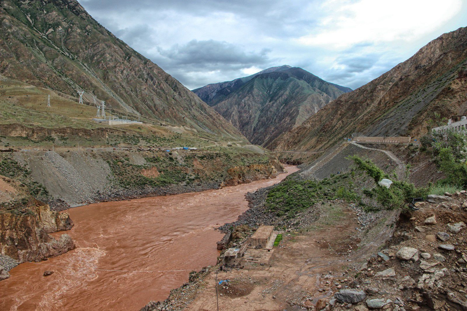 黄河,中国北部大河,全长约5464公里,流域面积约752443平方公里.