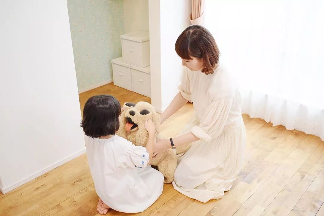 老外带娃妈妈足矣,国人带娃一家人围着转,原因很现实