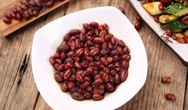 炸好的花生颗粒大,皮的颜色金黄,但我比较喜欢用红皮小花生,小花生的