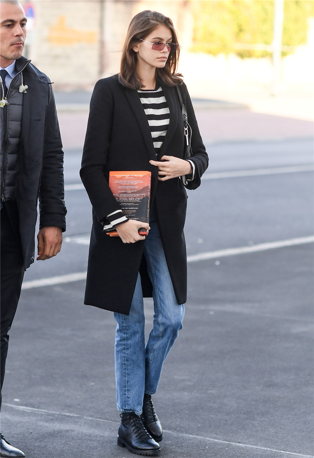 超模凯雅杰柏又美了!基础款大衣也能穿出高级感,气质好到没话说