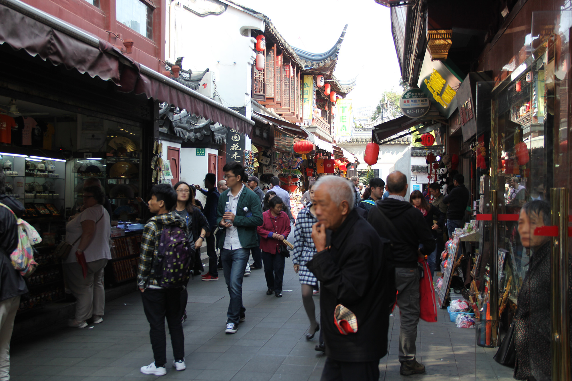 游客眼中的上海豫园老街,是游人最多的地方,一派繁华景象