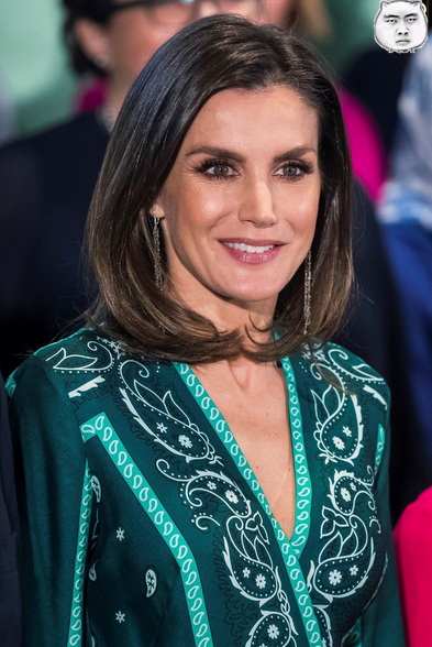 西班牙王后letizia出席大会,穿着降低往日水准,妇女还神补刀!