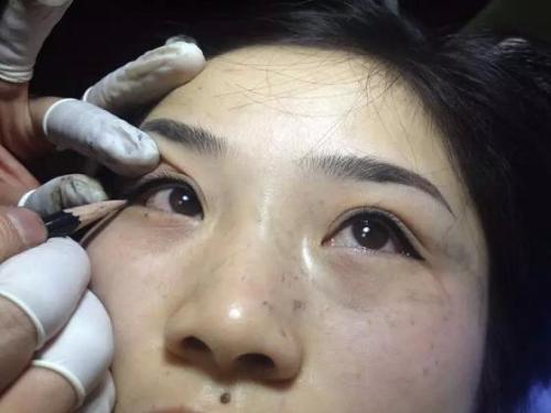 纹眼线,你以为真的就是你想纹就纹么?你想多了,这些人不要纹