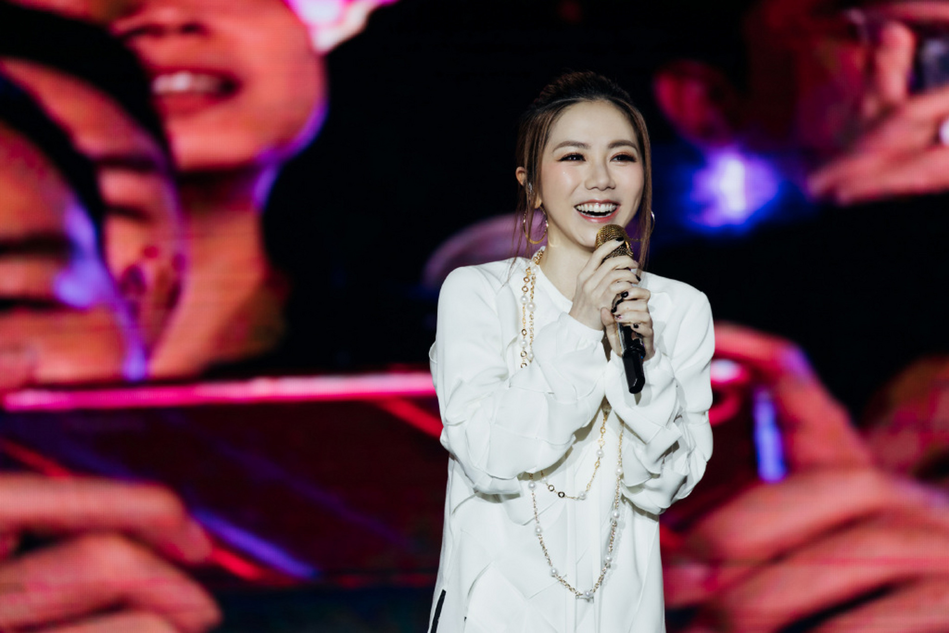 邓紫棋笑起来真够治愈的,穿一袭白色连衣裙搭配小黑裤,太可爱了吧