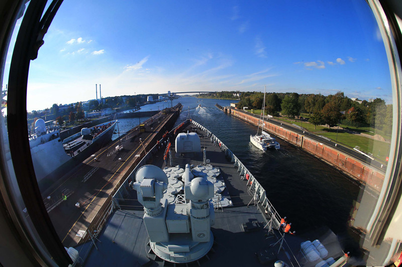 德国基尔运河上的中国军舰,巍然耸立高大雄伟,美得不像话