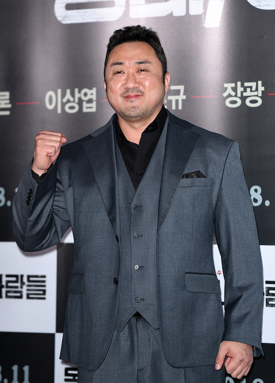 马东锡是一位备受喜爱的韩国影视演员,他以其独特的表演风格和深邃的