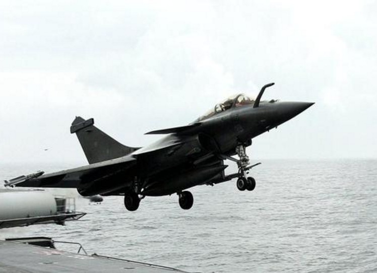 航母甲板上的阵风f3战机