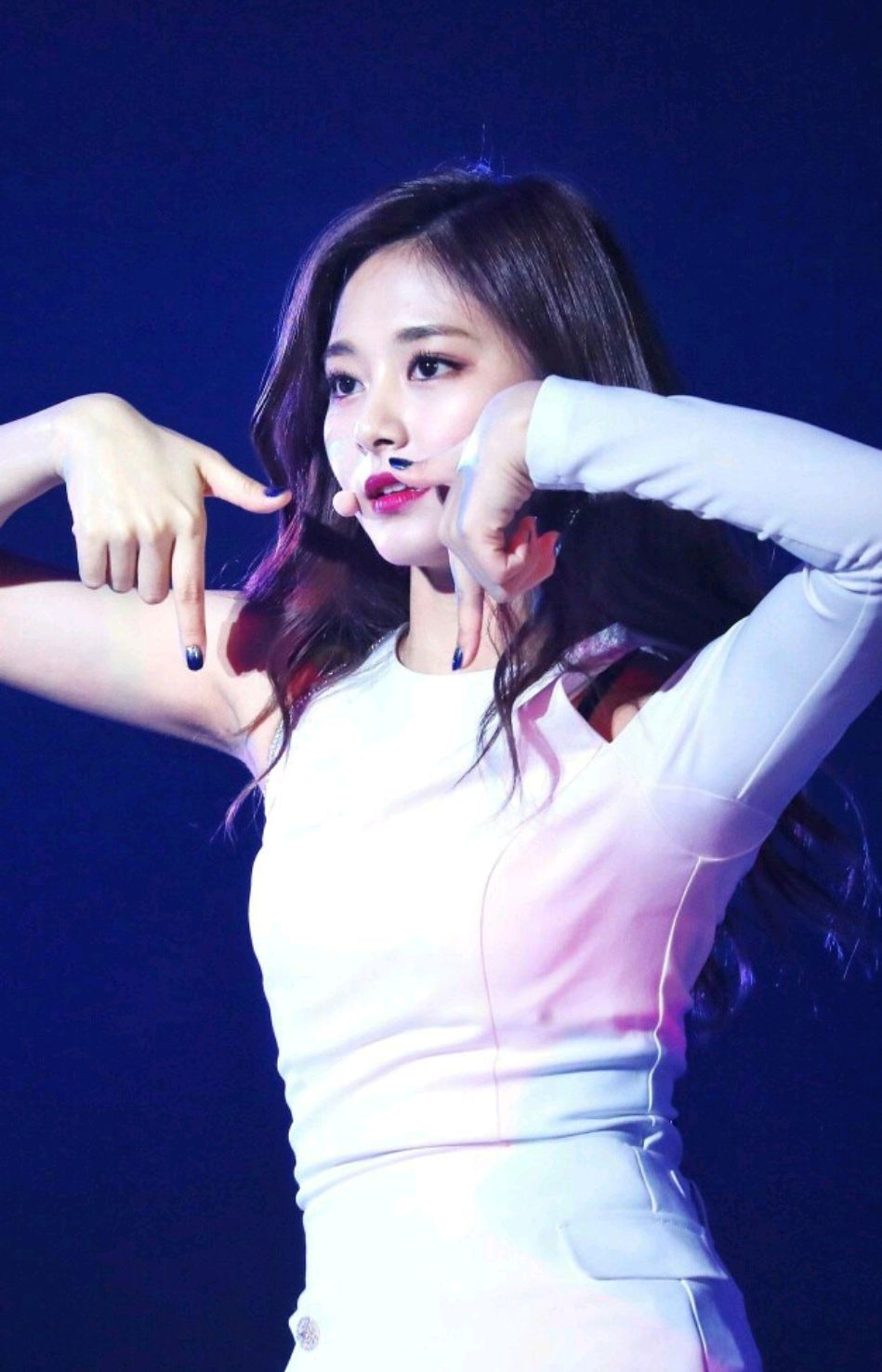 周子瑜舞台上惊艳瞬间,闪闪发光的美貌夺人眼球,在韩国人气超高