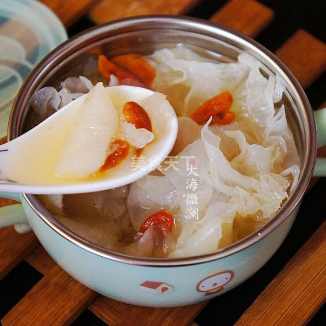 冰糖银耳雪梨汤,冬天煮一碗,止咳又润肺,适合老人孩子常喝