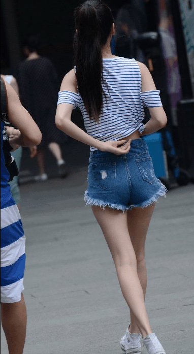 街拍:穿牛仔热裤的小姐姐,小蛮腰肚脐环显眼