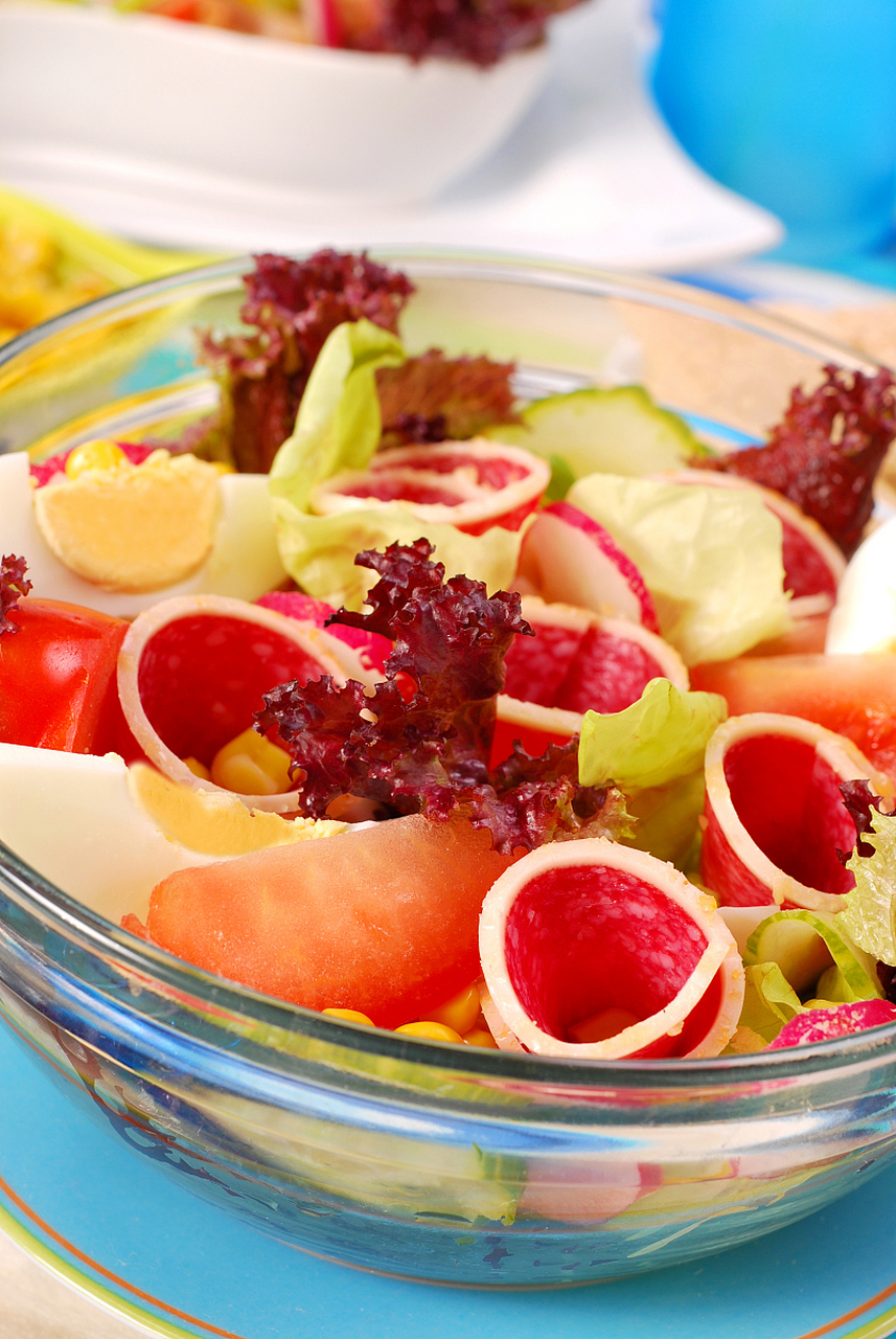 是对健康有益的美味佳肴.[原文:玫瑰花鲜果沙拉:芬芳绽放.