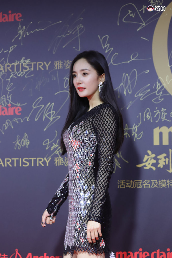 杨幂亮相2018嘉人中国风年度超级盛典,穿银色亮片黑短裙皮肤白皙