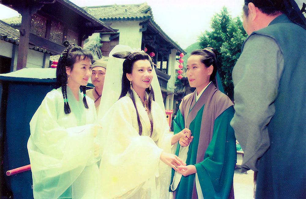 2001年电视剧《青蛇与白蛇》是杨佩佩工作室有限公司与新加坡电视机构