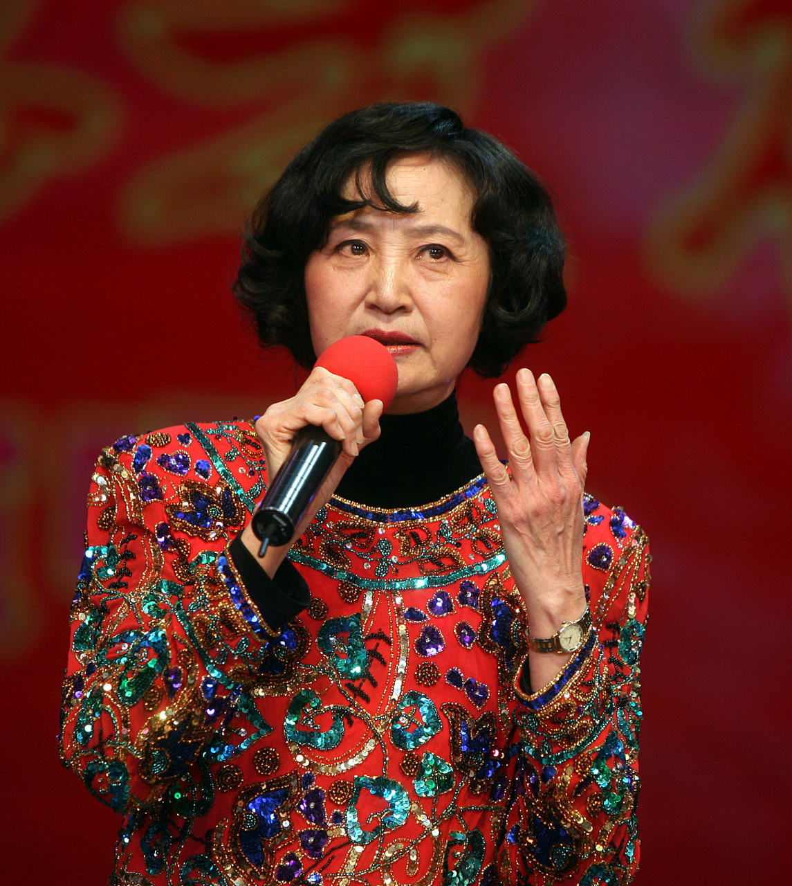 杨春霞:《杜鹃山》中的魅力演绎  在中国影视界,有一位备受瞩目的女