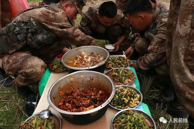 15张图告诉你兵哥哥在野外如何烹制美味大餐!(附视频)