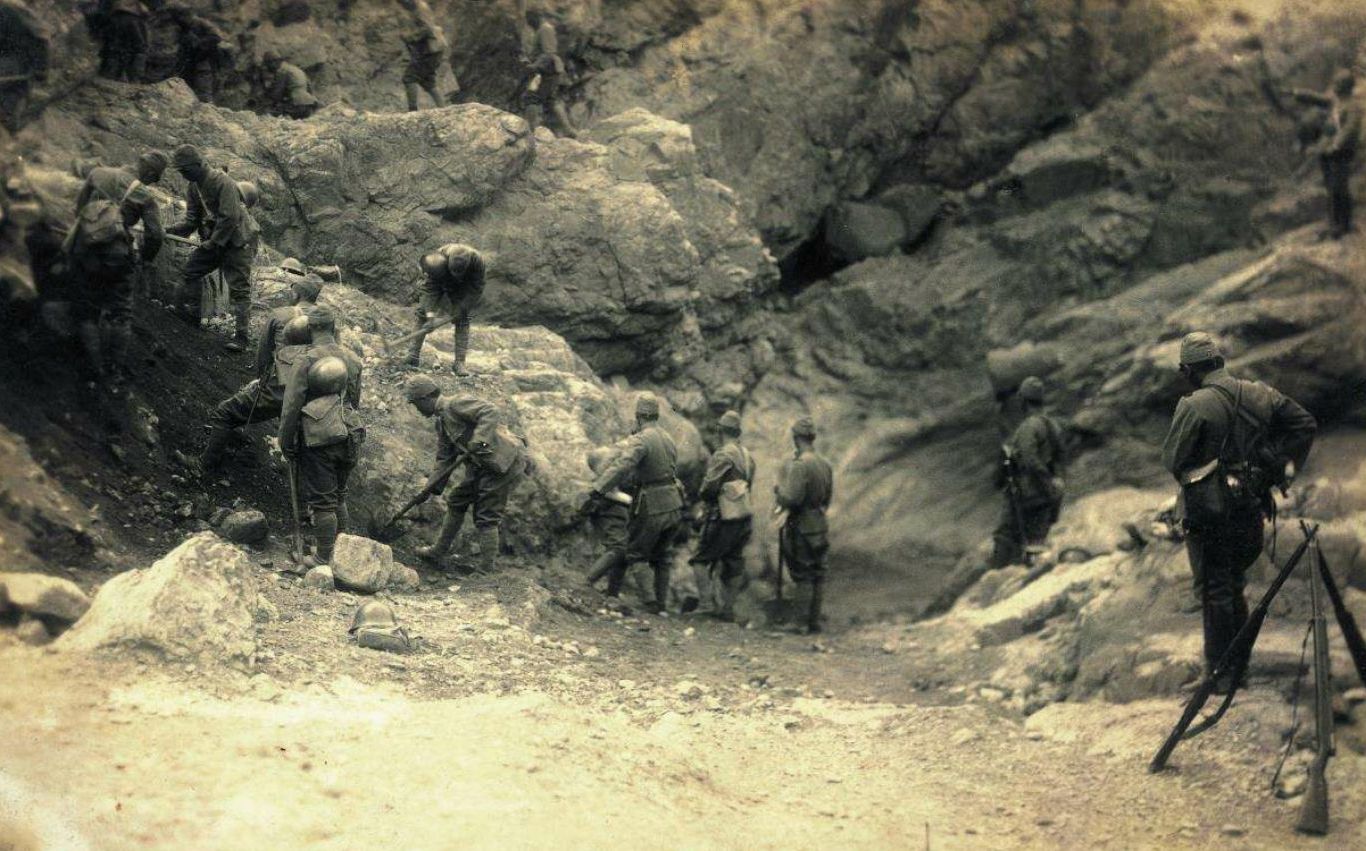 此战斗团被鬼子围困,神秘老汉带路突围,不知去向,后团长成中将