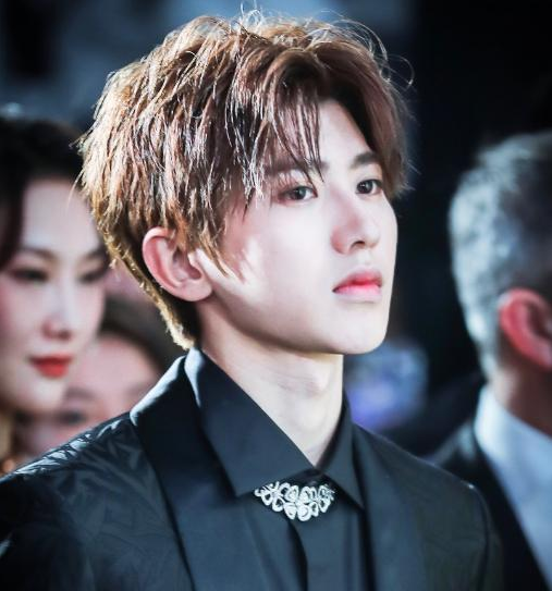 有一种"香肠嘴"叫蔡徐坤,不仅不油腻,涂上咬唇妆比女生还性感