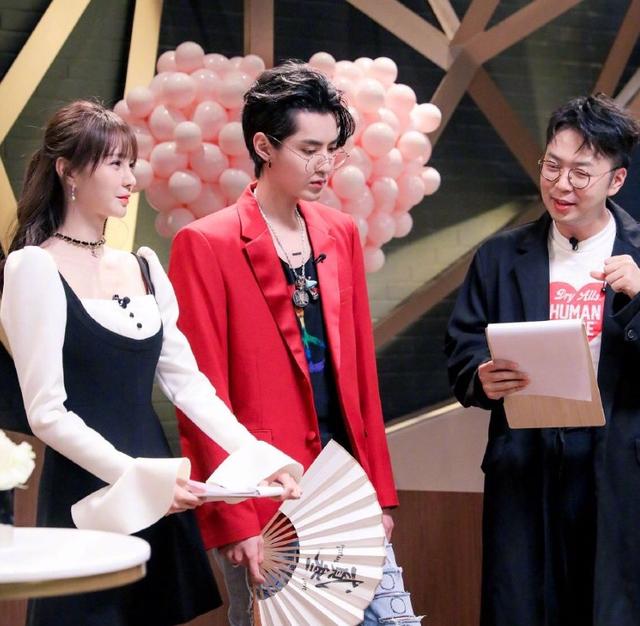 海涛带沈梦辰追星,吴亦凡大红西装出镜,被调侃像证婚人
