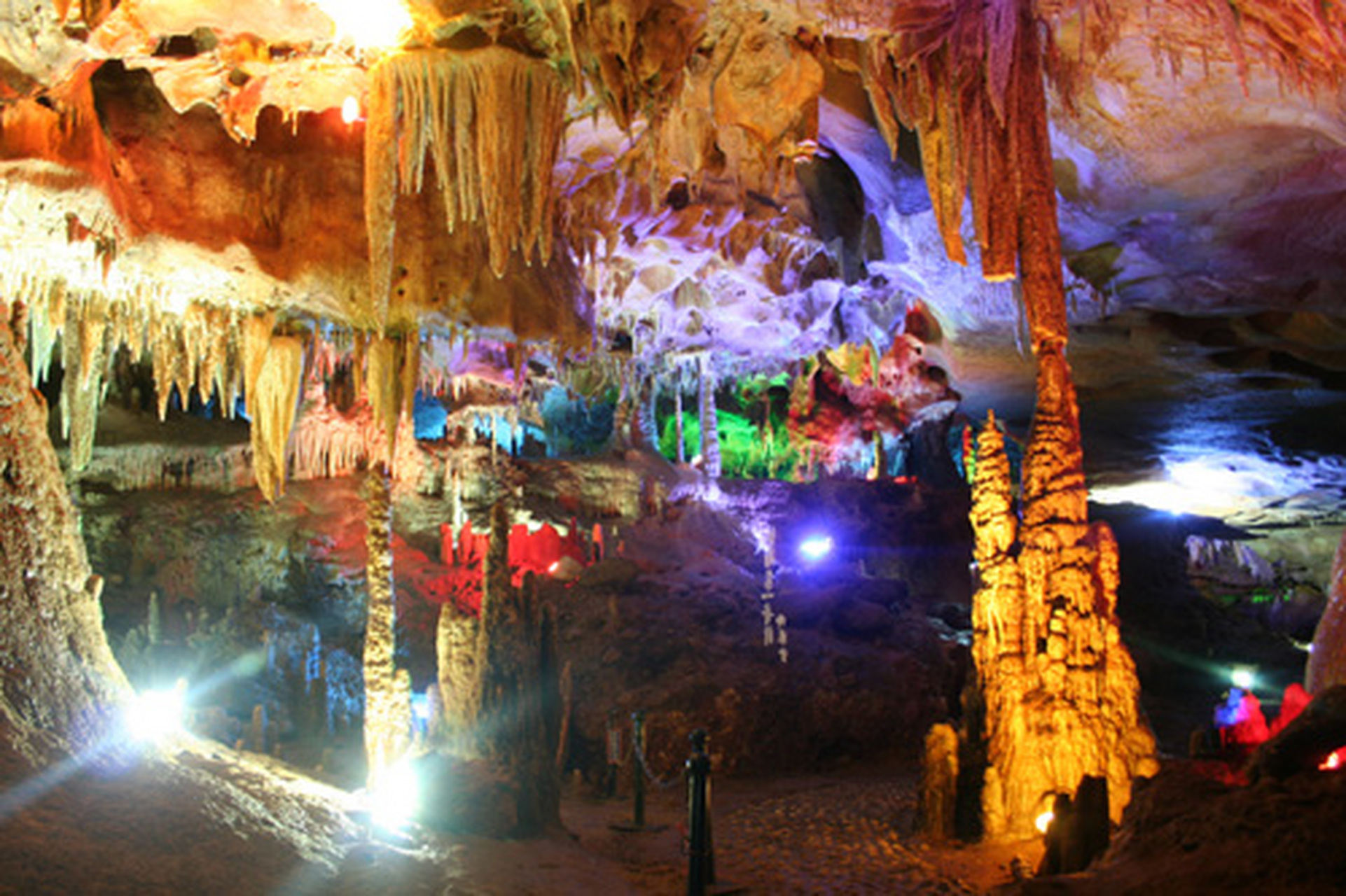 遇见美好##遇见好风景# 洪岩仙境:洪岩仙境是一亿多年前中生代形车哪