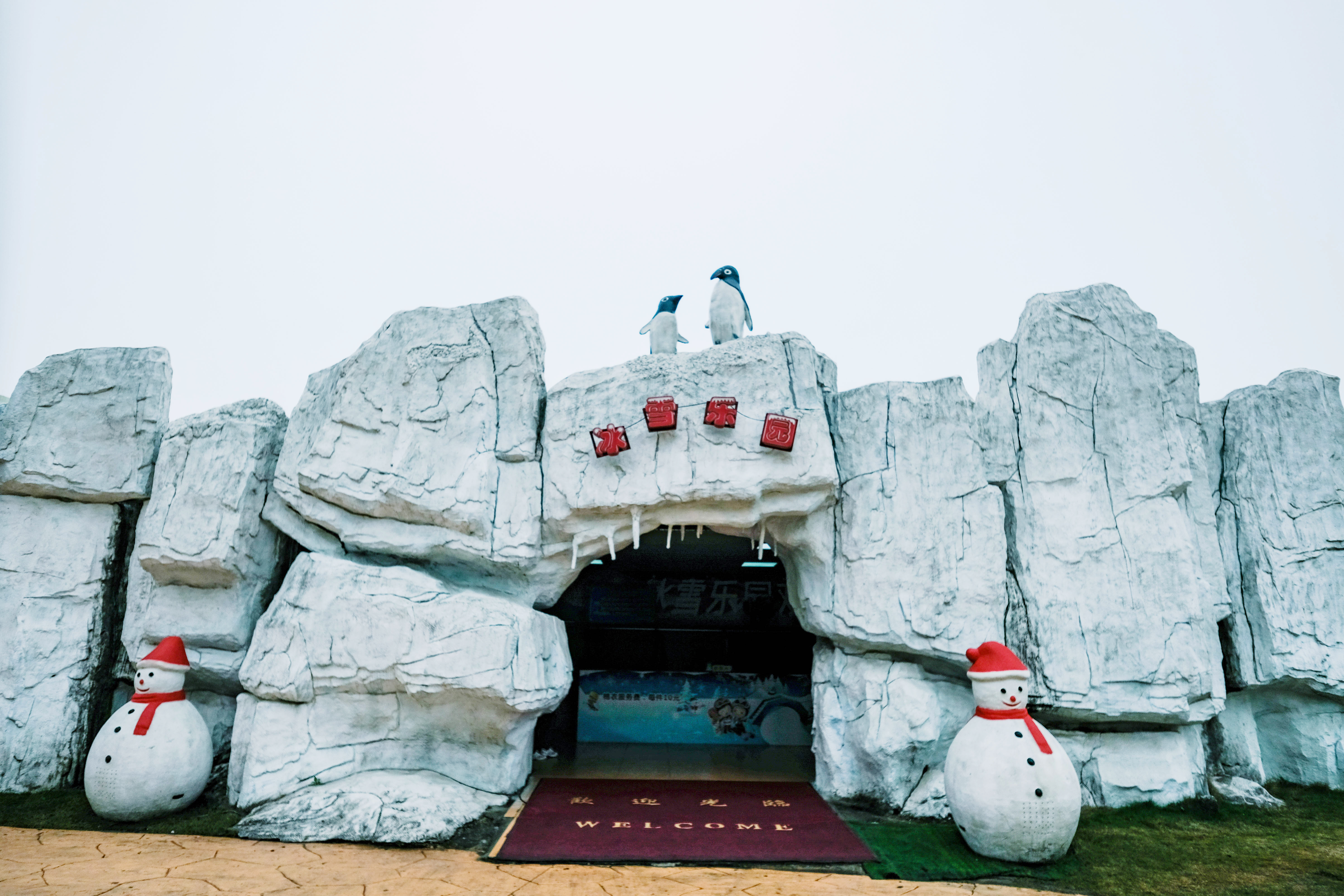 在园区内侧有一座巨大的白色建筑,它是珠海首个华南最大的主题冰雪馆