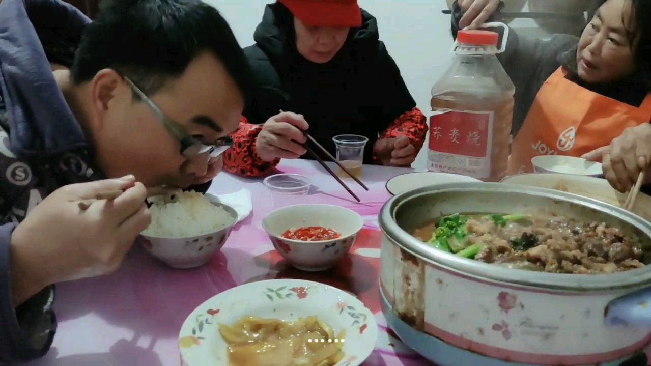 外来媳妇吃不惯婆婆烧的菜,自己动手做牛肉火锅,老公直呼太好吃