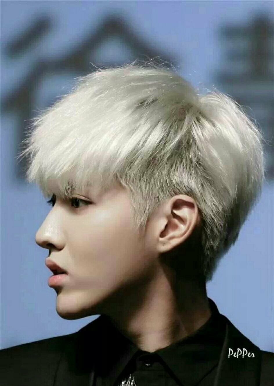 这是我见过银发最好看的男生!你觉得呢?