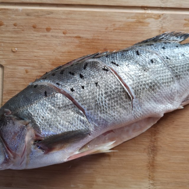 第1步,新鲜的海鲈鱼买回家后刮去鳞片,去鳃,去内脏.