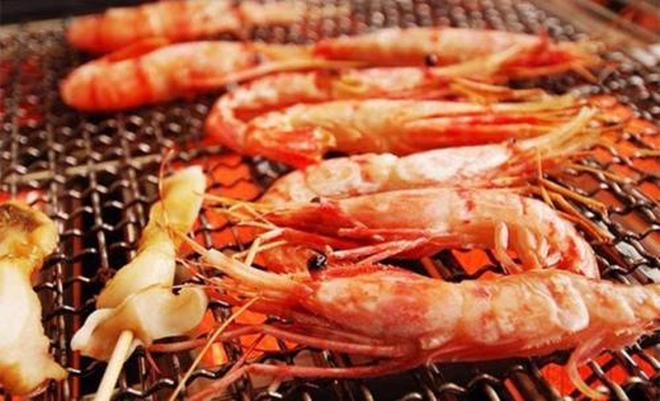 红烤全虾,大连特色菜,犹如一朵盛开着的牡丹花,火红明亮,色泽喜人,虾