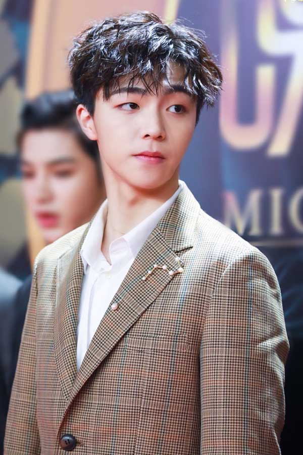 陈立农怎么也作妖!顶着方便面头出门,今天这发型是锡纸烫的吗?