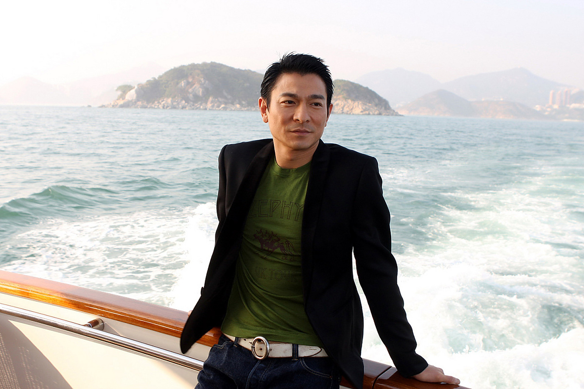 刘德华在多伦多电影节走红毯时,听到中国粉丝呼喊他的名字后,立即转身