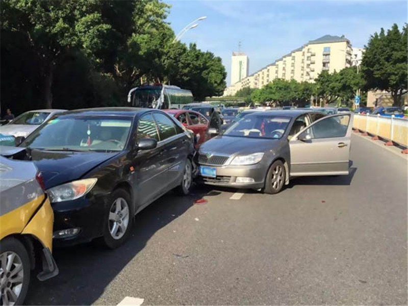 開車強行被加塞怎麼辦?老司機:學會這招,比