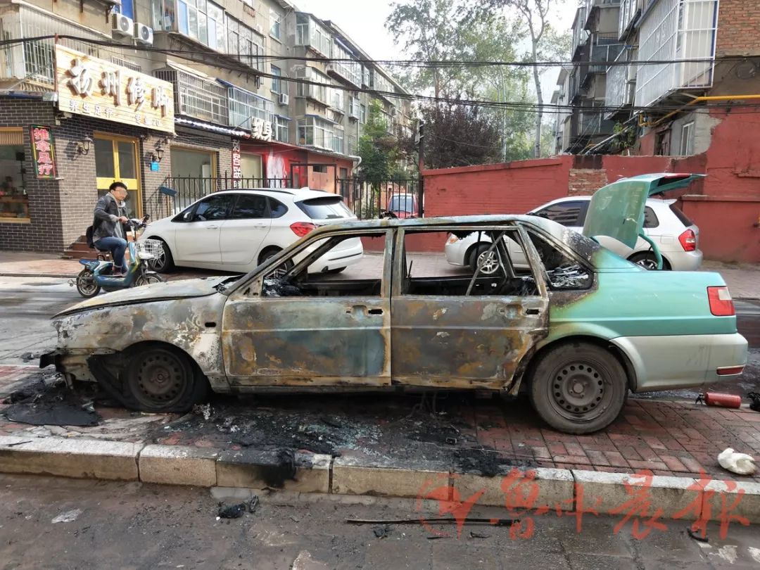 淄博一小区内出租车突然起火!天然气罐"滋滋"响