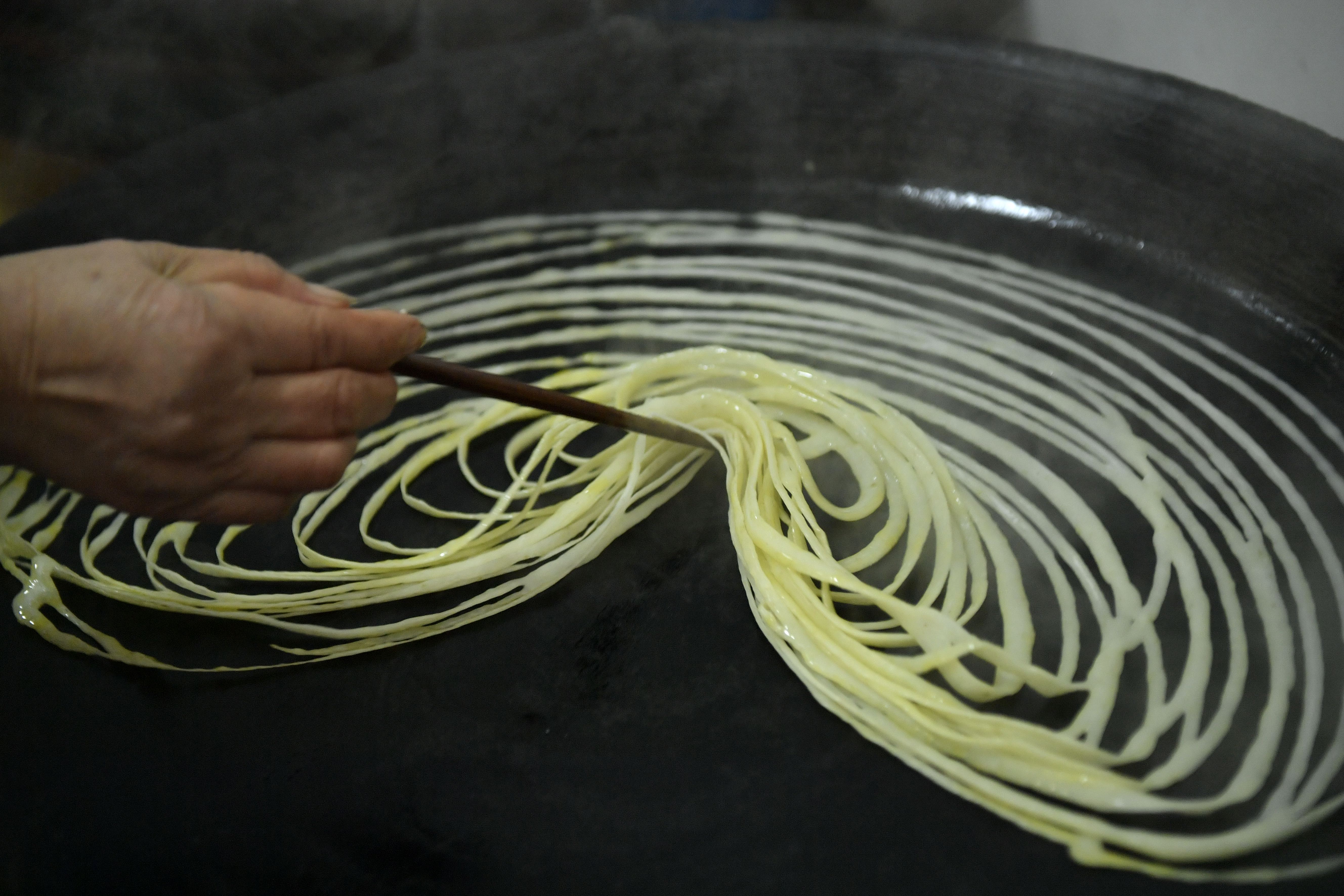 土家绿豆皮:磨烫之间溢乡愁