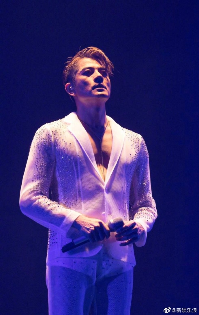 郭富城 似乎一直是个有些争议的人,我总会在一些文字中看到对你的