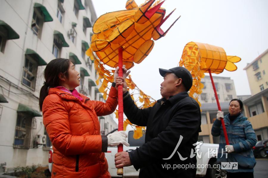 湖北十堰:舞动"蚂虾"迎新年