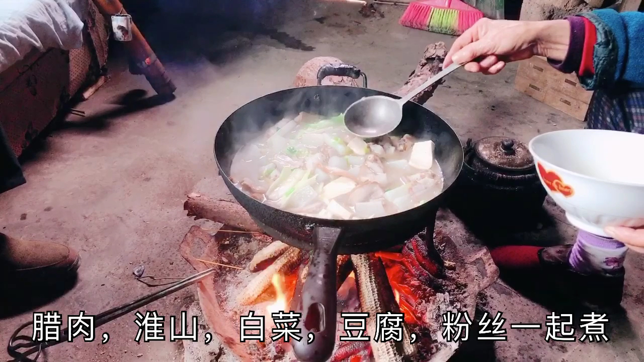 贵州的柴火腊肉火锅,简单而美味,看着流口水!
