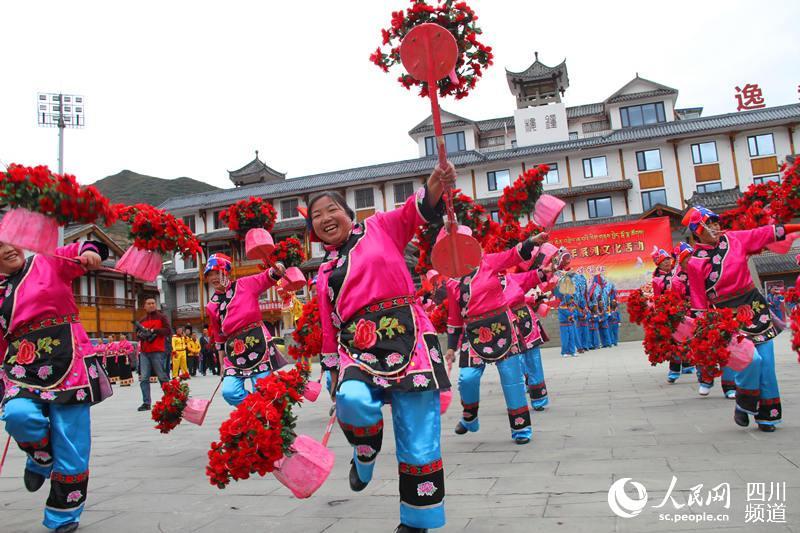 阿坝州:松潘古城国庆赏万人花灯舞
