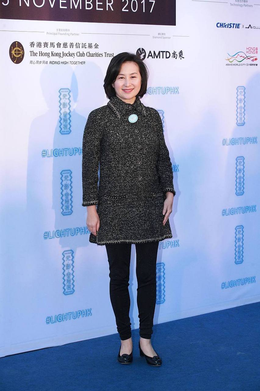 当年,何超琼的保姆晶姐打算回家养老,何超琼知道后,痛哭恳求保姆别